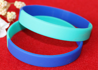 Chine Couleurs multi de silicone de bracelets faits sur commande légers en caoutchouc segmentées société