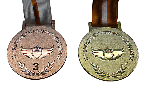 Chine Médailles augmentées de récompense en métal de logo extraordinairement conçues avec la lanière imprimée distributeur