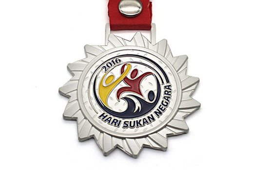 Chine Les médailles adaptées aux besoins du client de sports de couleur et le logo de relief par rubans conçoivent le poids 30g usine
